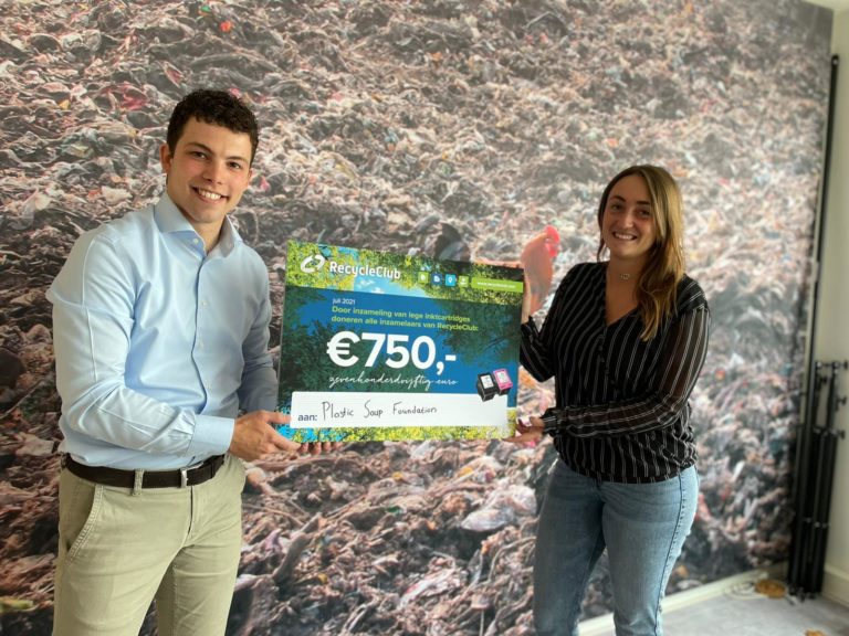 Uitreiking cheque aan Plastic Soup Foundation door RecycleClub